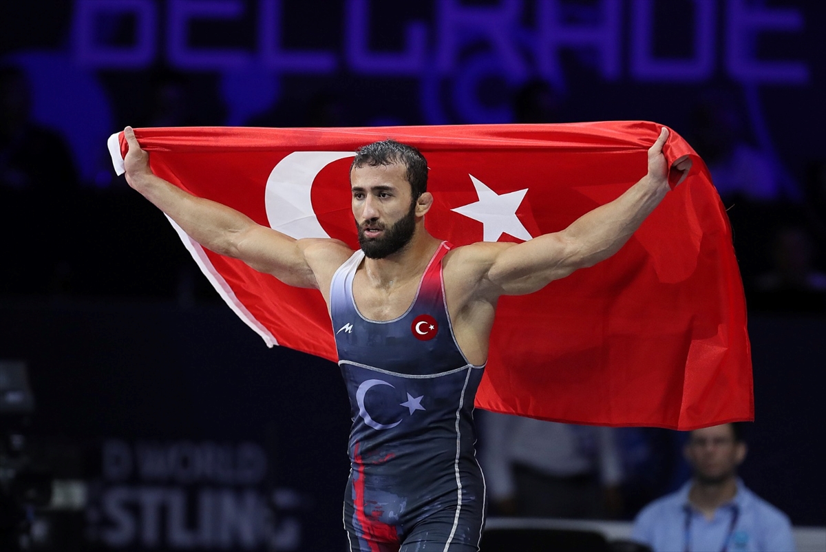 Milli güreşçi Burhan Akbudak, dünya şampiyonu oldu