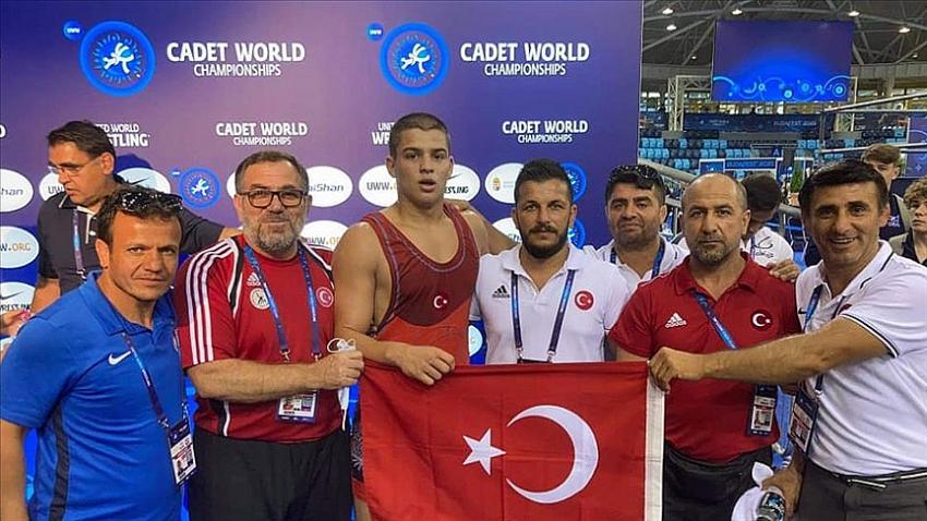 Milli güreşçi Rıfat Eren Gıdak yıldızlarda dünya şampiyonu oldu