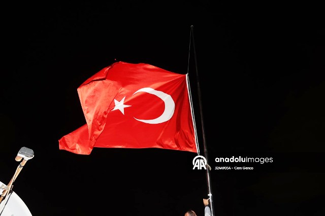 Milli yas ilanının ardından tüm Türkiye'de bayraklar yarıya indirildi