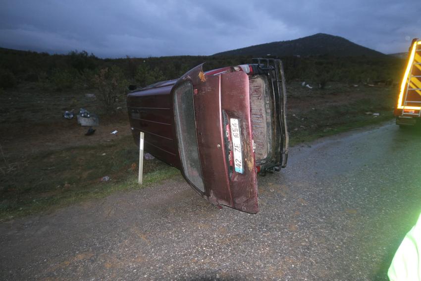 MİNİBÜS ŞARAMPOLE DEVRİLDİ,SÜRÜCÜSÜ YARALANDI