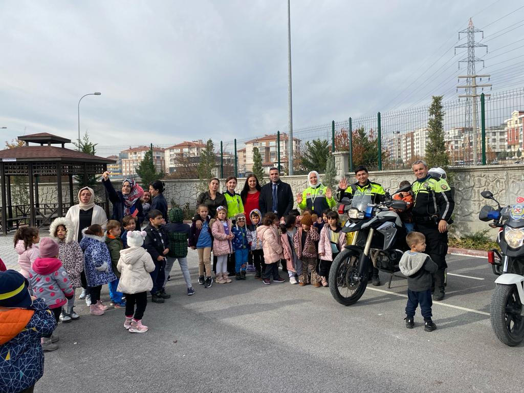 MİNİK ÖĞRENCİLER TRAFİK POLİSLERİYLE BİRLİKTE HEM EĞLENDİ HEM ÖĞRENDİ