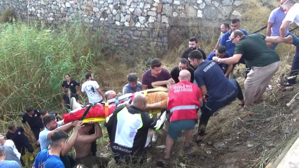 MUĞLA - Bodrum'da dere yatağına devrilen midibüsteki 23 kişi yaralandı