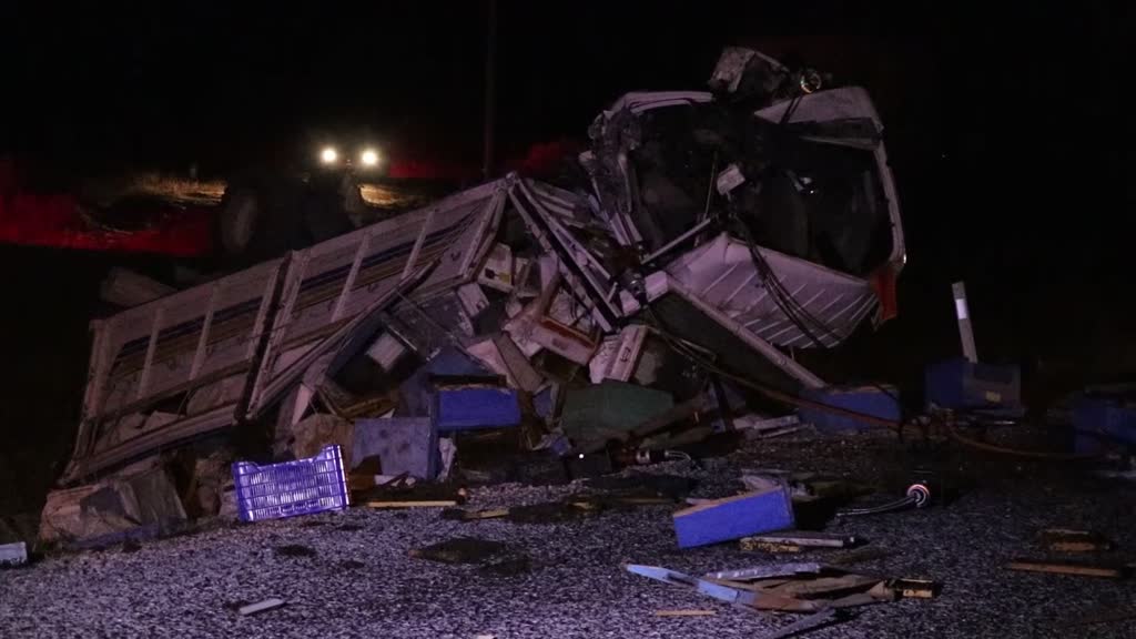 MUĞLA - Kamyonla otomobilin çarpışması sonucu 4 kişi öldü, 3 kişi yaralandı