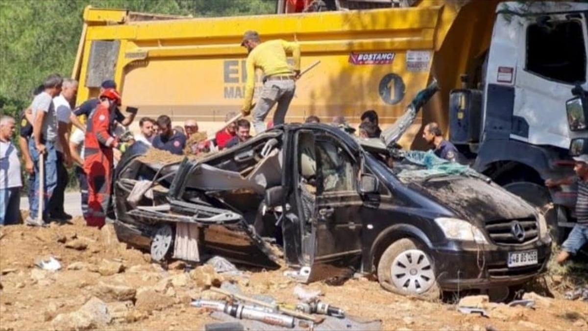 Muğlada Hafriyat kamyonu minibüsün üzerine devrildi: 1 ölü, 2 yaralı