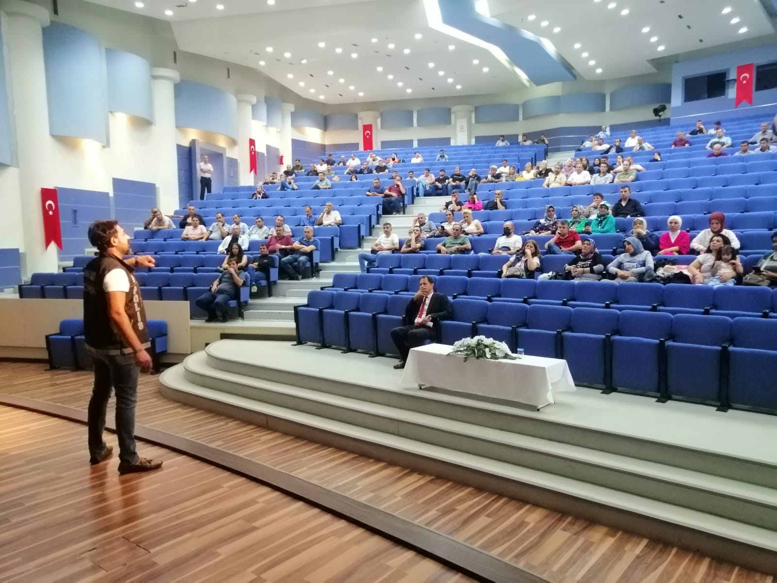 NARKOTİK EKİPLERİNDEN ÖĞRETMEN VE ANNELERE “EN İYİ NARKOTİK POLİSİ ANNE” EĞİTİMİ VERİLDİ