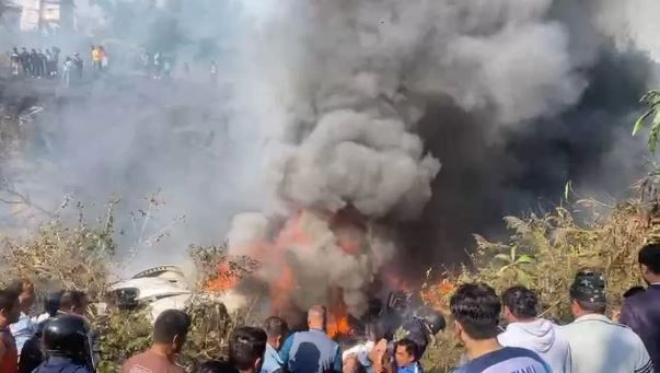 Nepal'de yolcu uçağı düştü
