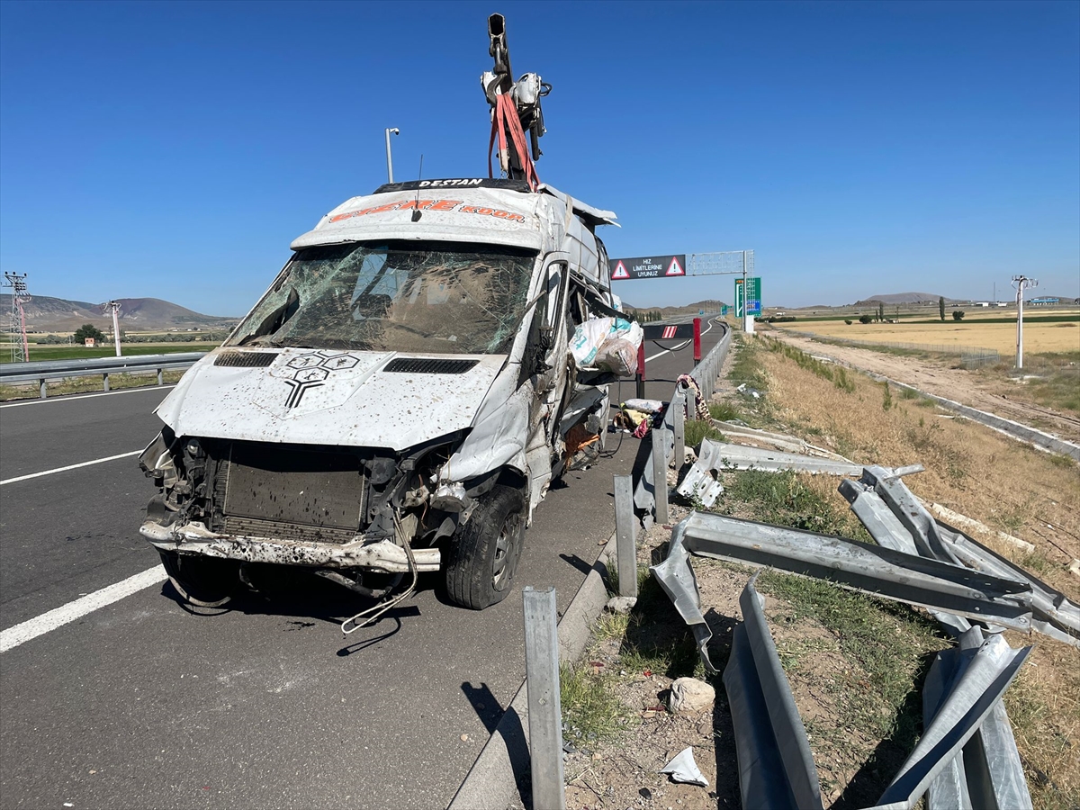 Nevşehir'de devrilen minibüsteki 24 kişi yaralandı