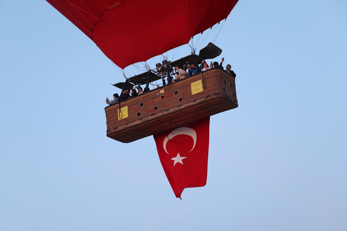 NEVŞEHİR - Kapadokya'da balonlar Türk bayraklarıyla uçtu