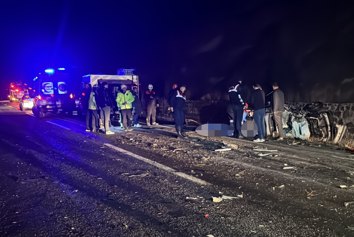 NEVŞEHİR - Zincirleme trafik kazasında 3 kişi öldü, 6 kişi yaralandı
