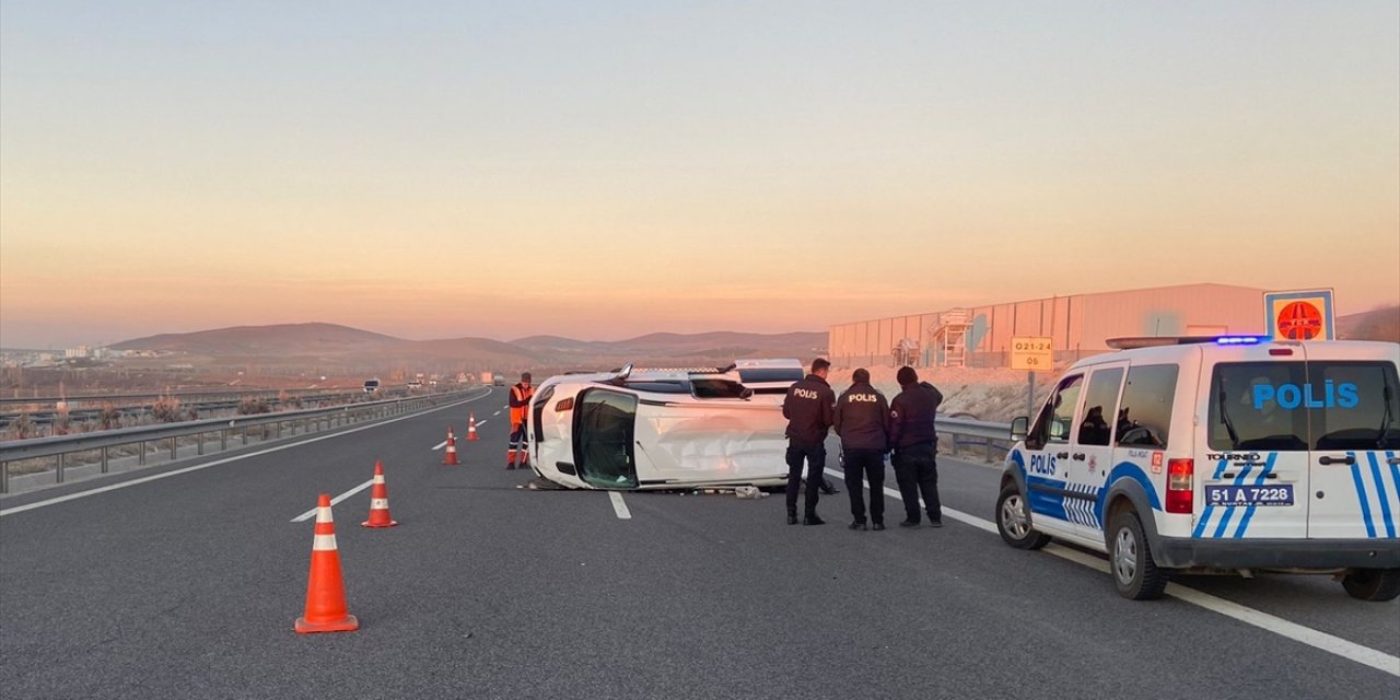 Niğde-Adana otoyolunda :Hafif ticari aracın devrilmesi sonucu 10 kişi yaralandı