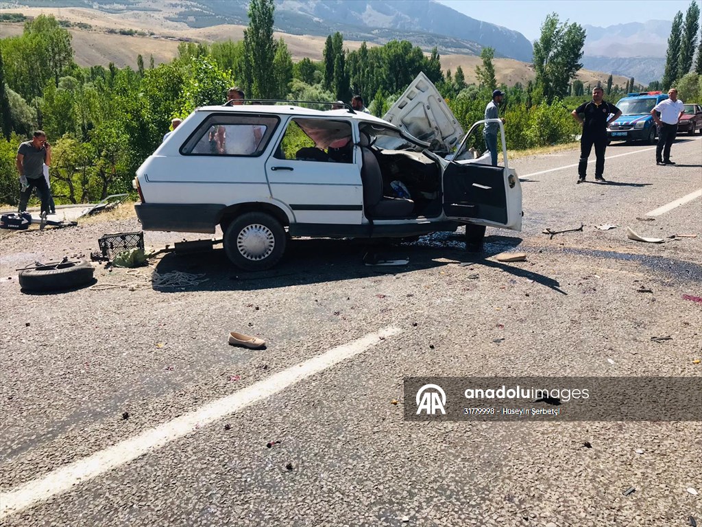 Niğde'de minibüs ile otomobilin çarpıştığı kazada 2 kişi öldü, 1 kişi yaralandı