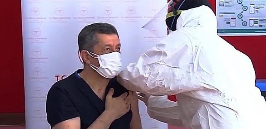 Öğretmenlere aşılama başladı! İlk aşı Milli Eğitim Bakanı Ziya Selçuk'a.