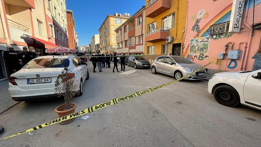 Okul servisi ve otomobil sürücülerinin "yol vermeme" kavgasında ateş açıldı