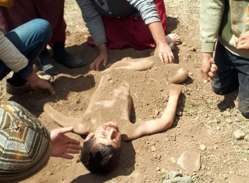 Öldü sanılan çocuğu toprağa gömerek kurtardılar
