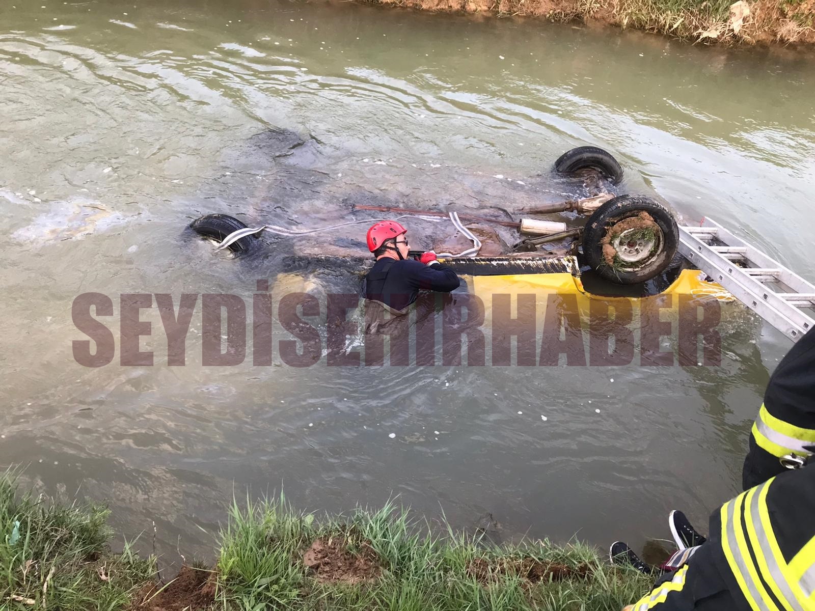 Otomobil su dolu kanala düştü, ekipler zamanla yarıştı