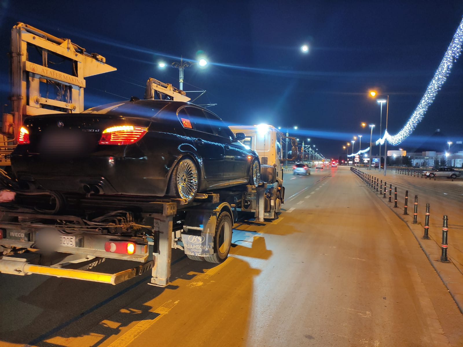 OTOMOBİLİNE ÇAKAR VE SİREN SİSTEMİ TAKAN SÜRÜCÜ POLİSİN DİKATİNDEN KAÇMADI