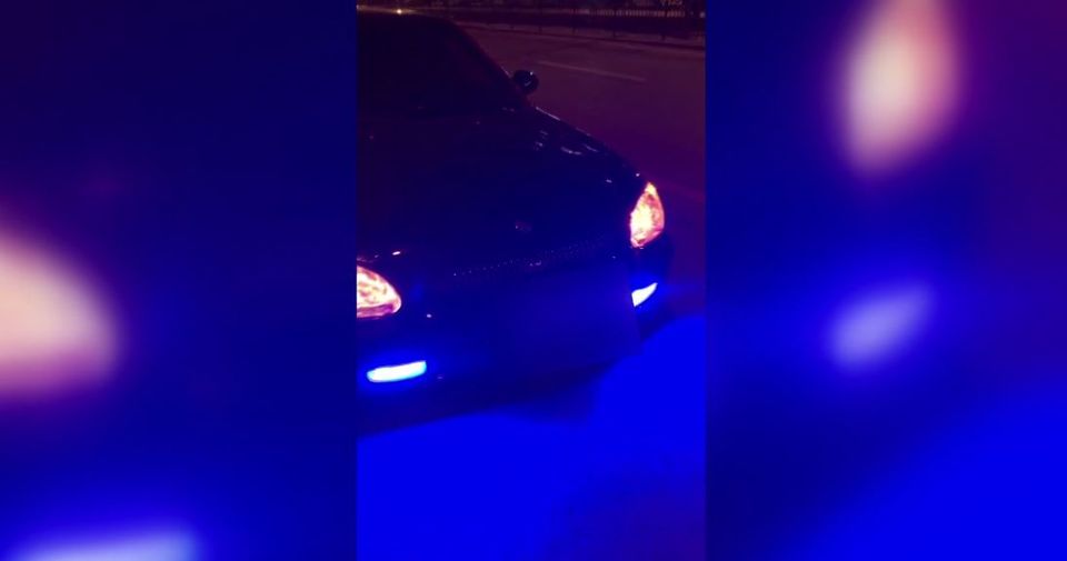 OTOMOBİLİNE ÇAKAR VE SİREN SİSTEMİ TAKAN SÜRÜCÜLER POLİSİN ELİNDEN KAÇAMADI