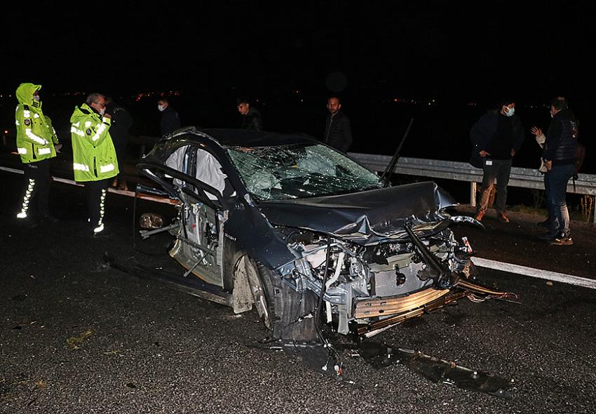 Otoyolda feci kaza! İkiye bölünen otomobilden yara almadan çıktı