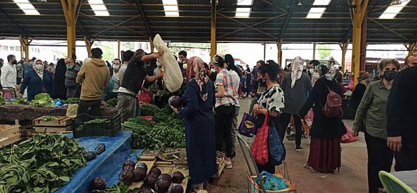 Pazarlar açıldı: Bazılarında sosyal mesafe unutuldu