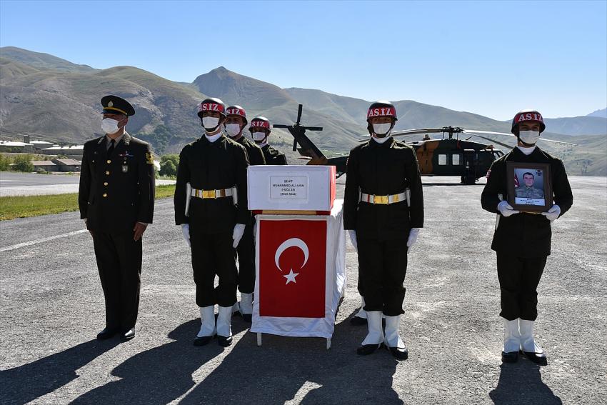 Pençe Yıldırım Harekatı'nda şehit olan asker için Hakkari'de tören düzenlendi