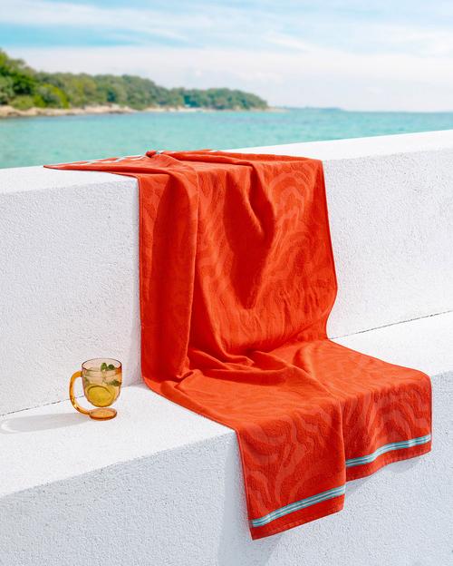 Plaj Havlusu: Yaz Tatilinin Çok Yönlü Stil ve Konfor Ortağı