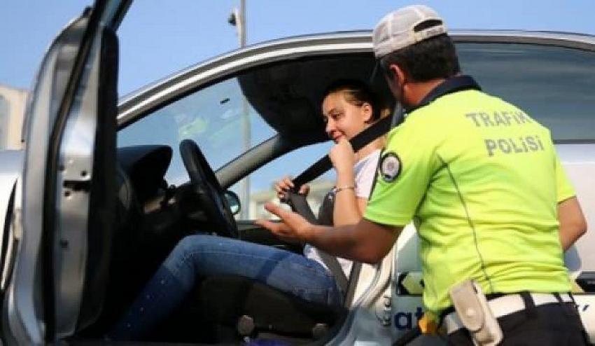 Polis binlerce sürücü ve yolcuya emniyet kemeri cezası kesti