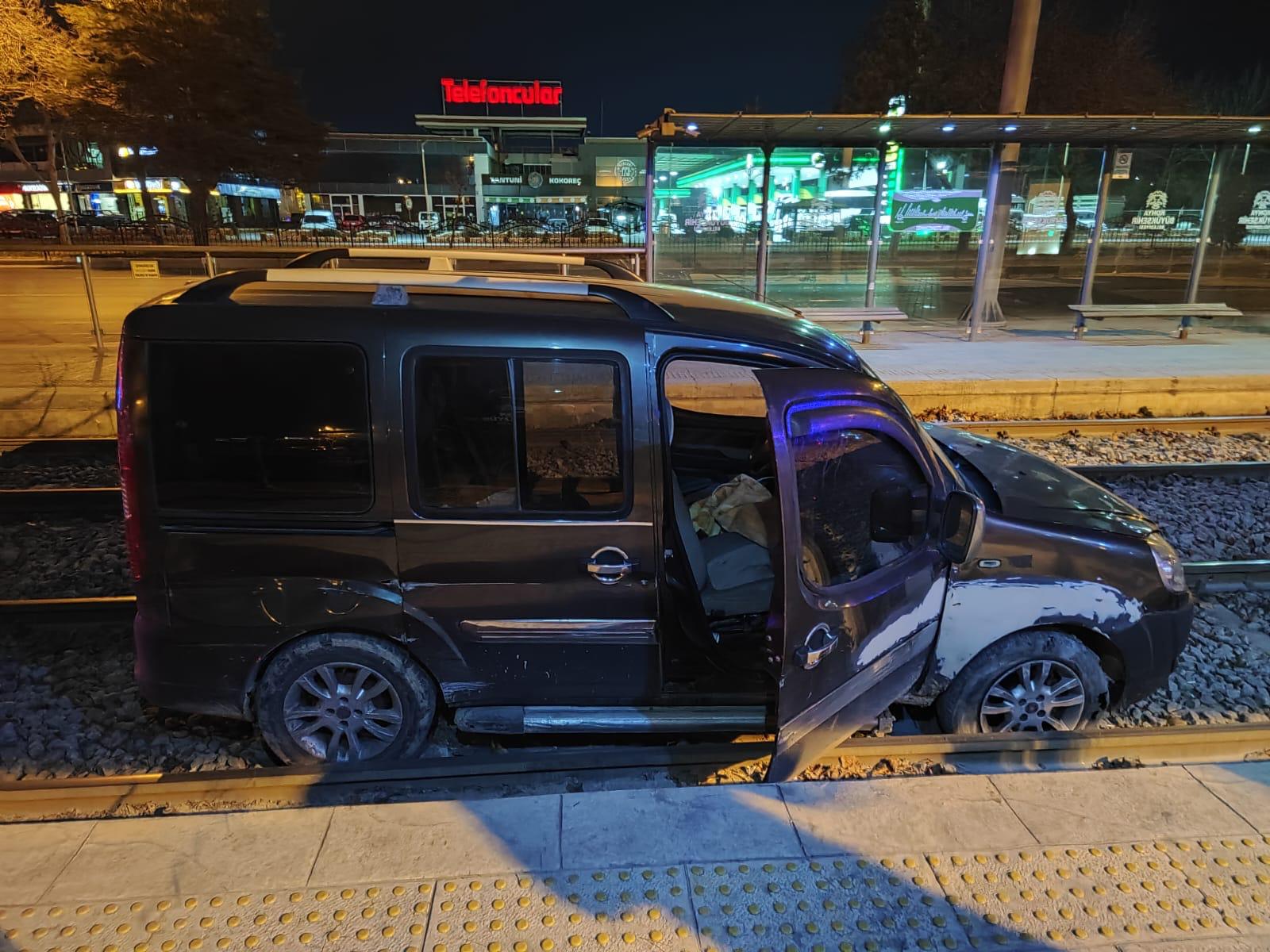 POLİSTEN KAÇAN ARAÇTAN DÜZENSİZ GÖÇMENLER ÇIKTI