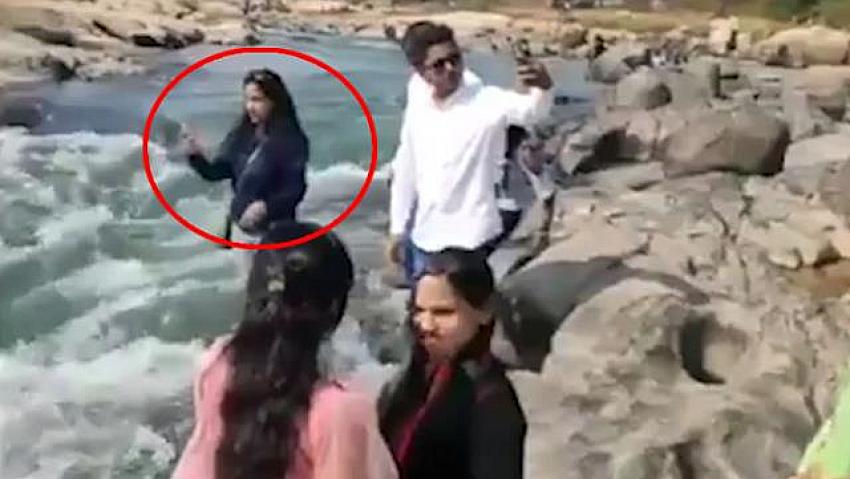 Poz verirken dengesini kaybedip nehre düşen genç kız feci şekilde can verdi! O anlar kamerada