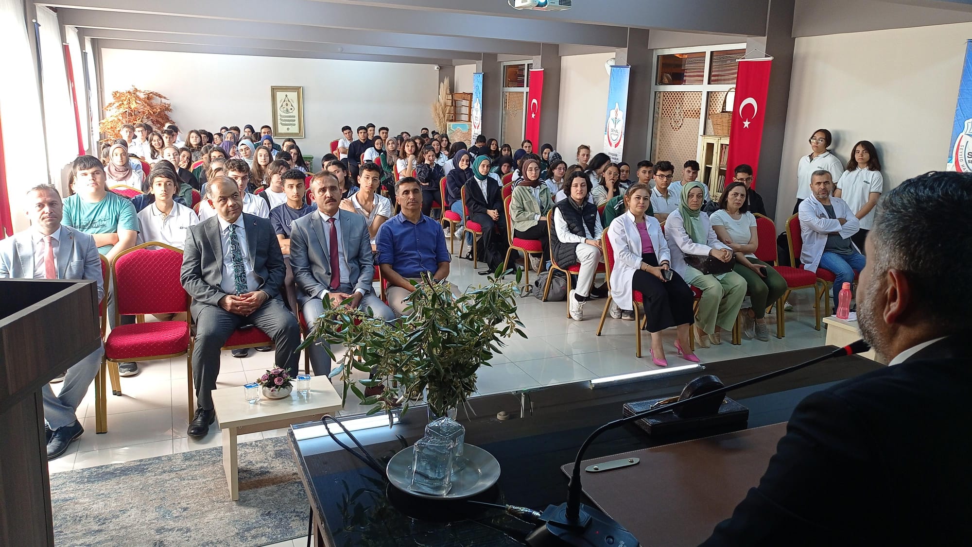 PROF.DR. HÜSEYİN MUŞMAL  SEYYİD HARUN ANADOLU LİSESİ OKUL MÜZESİNDE ÖĞRENCİLERLE BULUŞTU