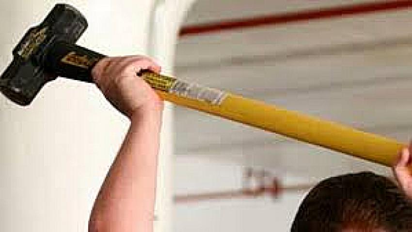 Psikolojik sorunları olan koca, eşini balyozla öldürdü