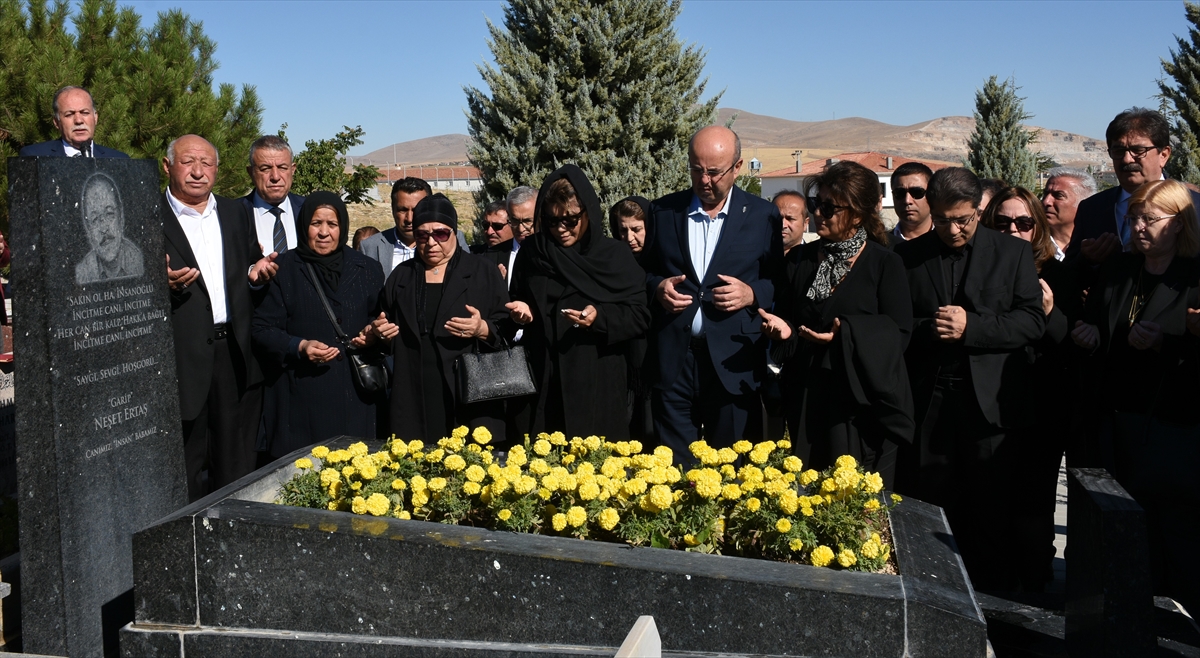 "Bozkırın tezenesi" Neşet Ertaş Kırşehir'deki mezarı başında anıldı