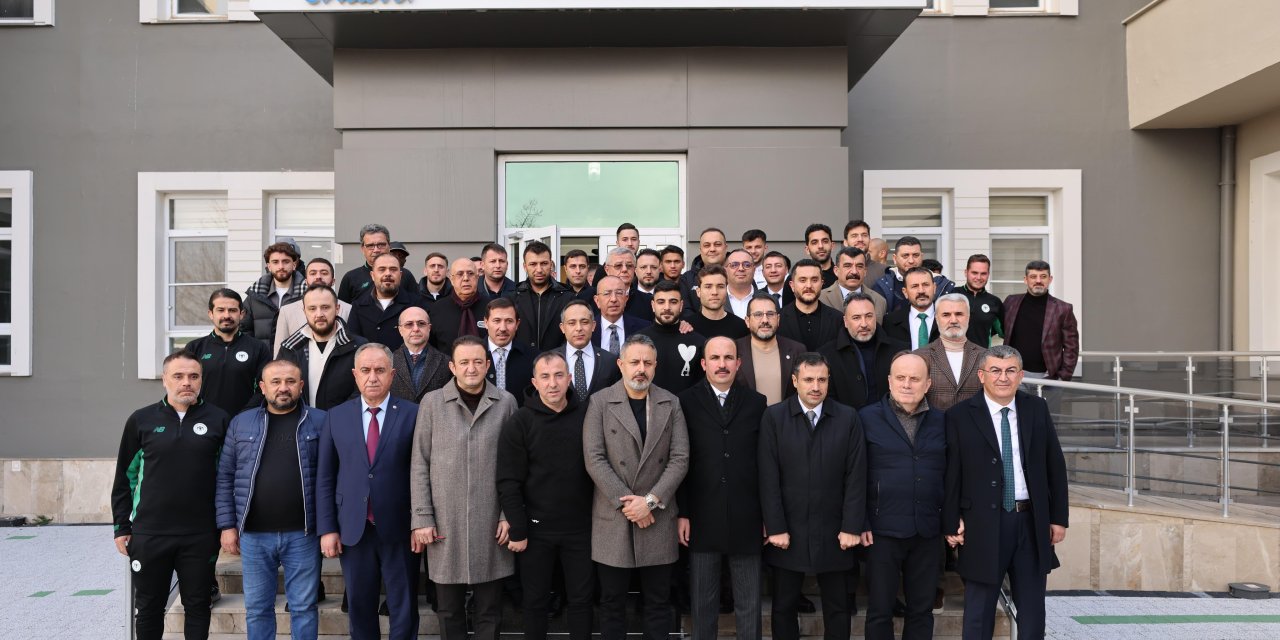 "Konyaspor'da Ofsayt Tartışması: Şehir Protokolü Takımla Bir Araya Geldi"