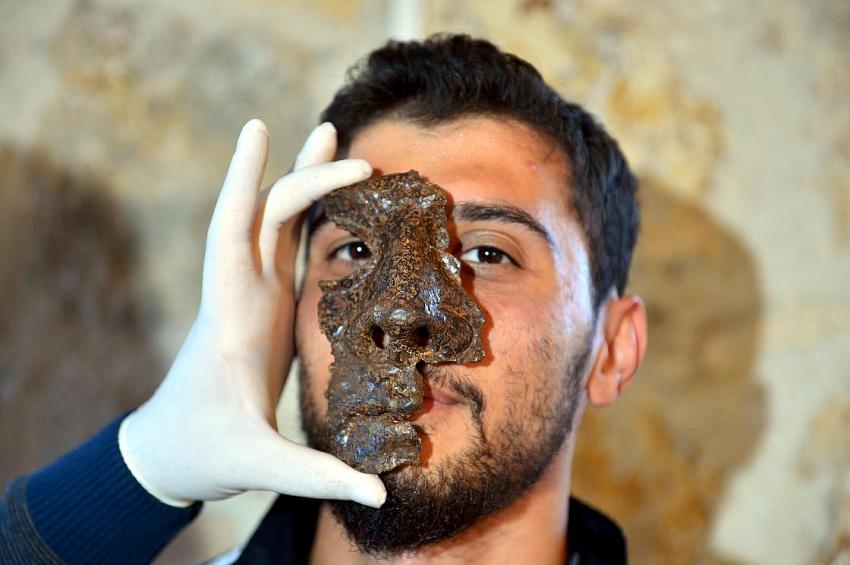  Roma askerine ait 1800 yıllık demir maske bulundu