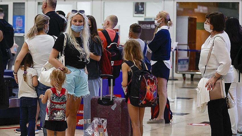 Rusya'dan ilk turist kafilesi Antalya'ya geldi