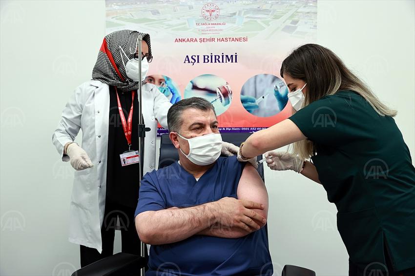  Sağlık Bakanı Fahrettin Koca, CoronaVac aşısının 2. dozunu yaptırdı