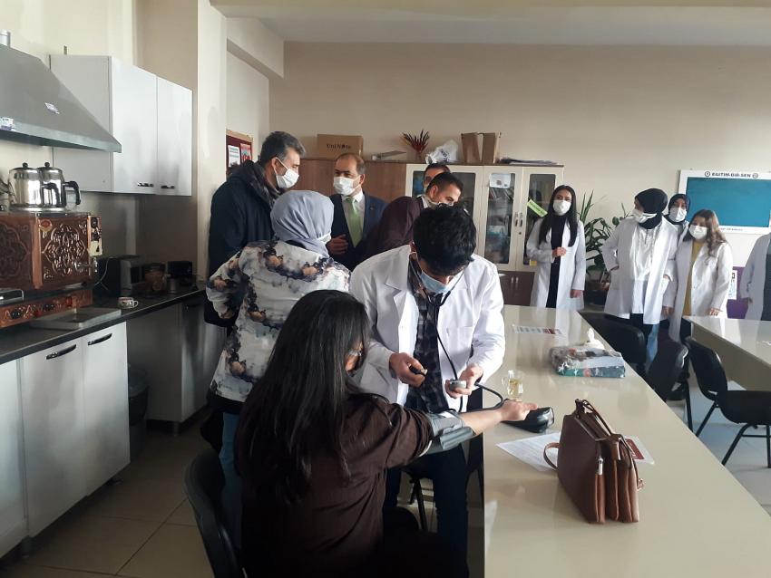 Sağlık  BİLİMLERİ ÖĞRENCİLERİ TANSİYON   TARAMASI YAPTI
