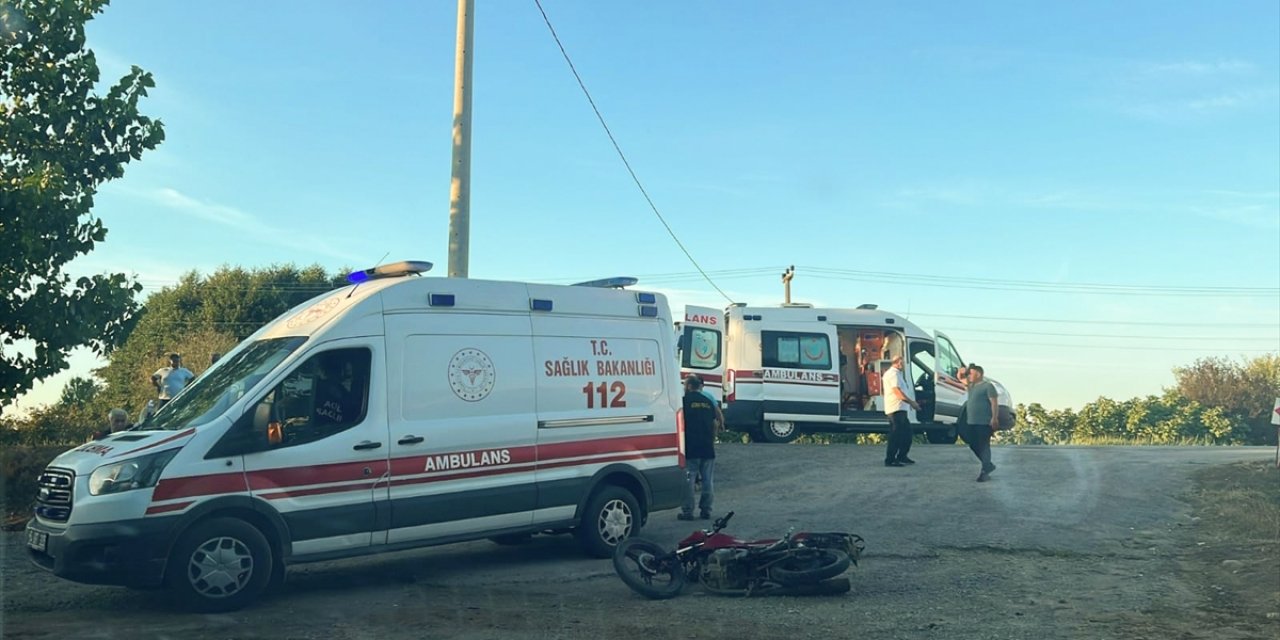 Sakarya'nın Karasu ilçesinde devrilen motosikletteki biri 17 diğeri 18 yaşındaki iki genç hayatını kaybetti.
