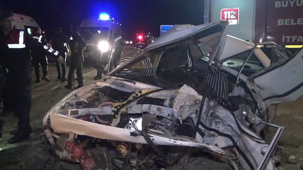 SAKARYA - Trafik kazasında baba ve oğlu öldü, 3 kişi yaralandı