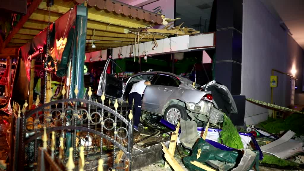 SAMSUN - Kontrolden çıkıp şarküteriye giren otomobilde bulunan 2 kişi öldü