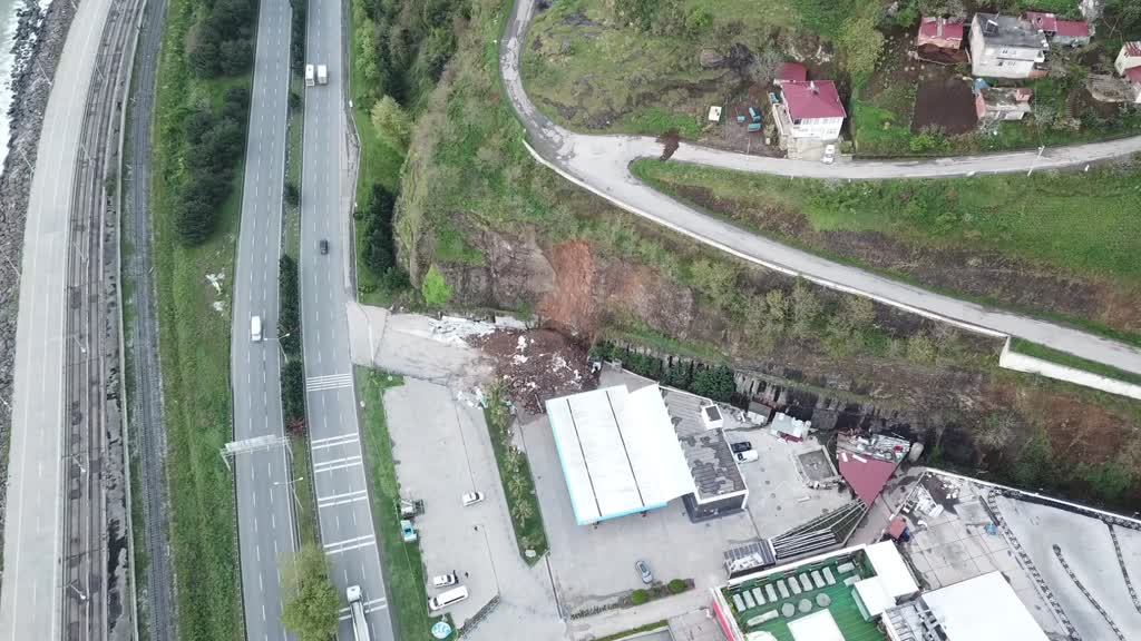 SAMSUN -Oto yıkamacıdaki heyelanda baba ve 2 kızı öldü