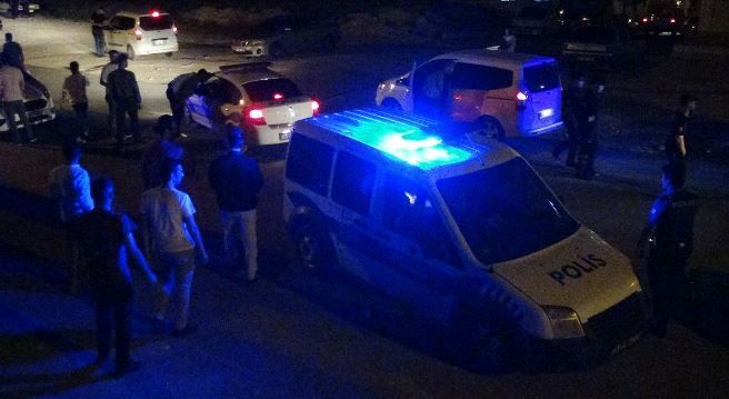 Şanlıurfa’da düğünde havaya ateş açan grubu uyaran polislere saldırıldı.