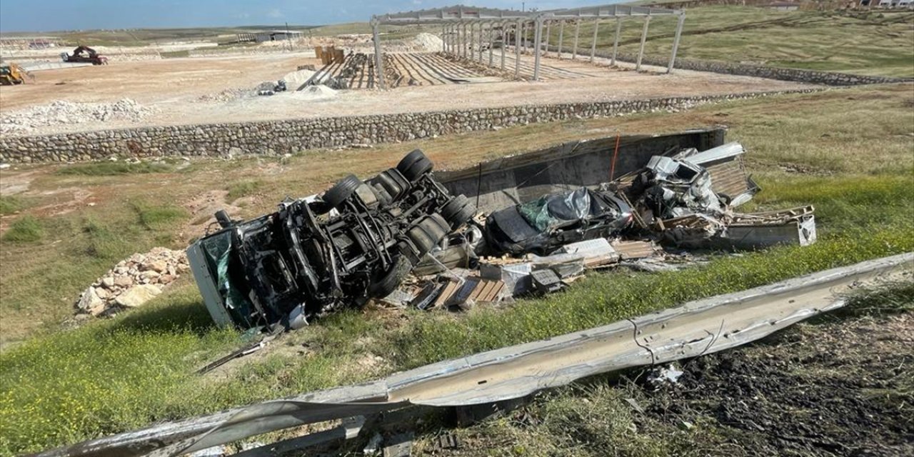 Şanlıurfa'da kamyonetle tırın çarpışması sonucu 6 kişi öldü.