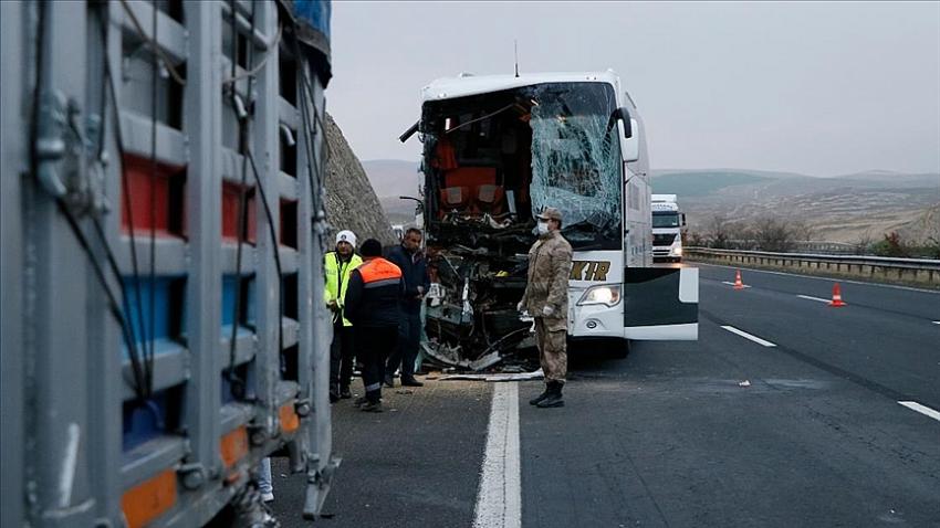 Şanlıurfa'da yolcu otobüsü tıra arkadan çarptı: 3 ölü, 41 yaralı