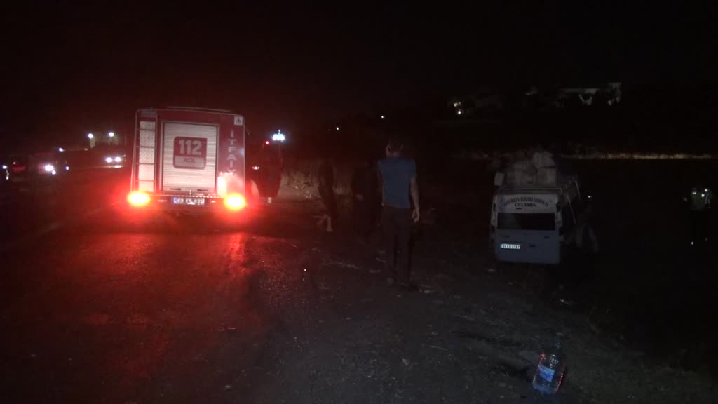 ŞANLIURFA - Minibüs ile otomobilin çarpışması sonucu 16 kişi yaralandı