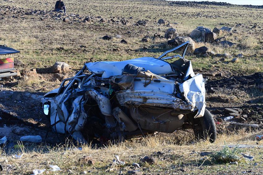 ŞANLIURFA - Trafik kazasında iki kardeş öldü, anne ve baba yaralandı