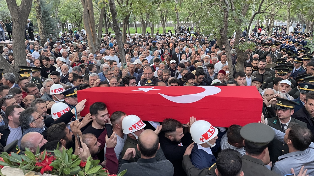 Şehit Astsubay Kıdemli Çavuş Musa Esat Kaya, Konya'da son yolculuğuna uğurlandı