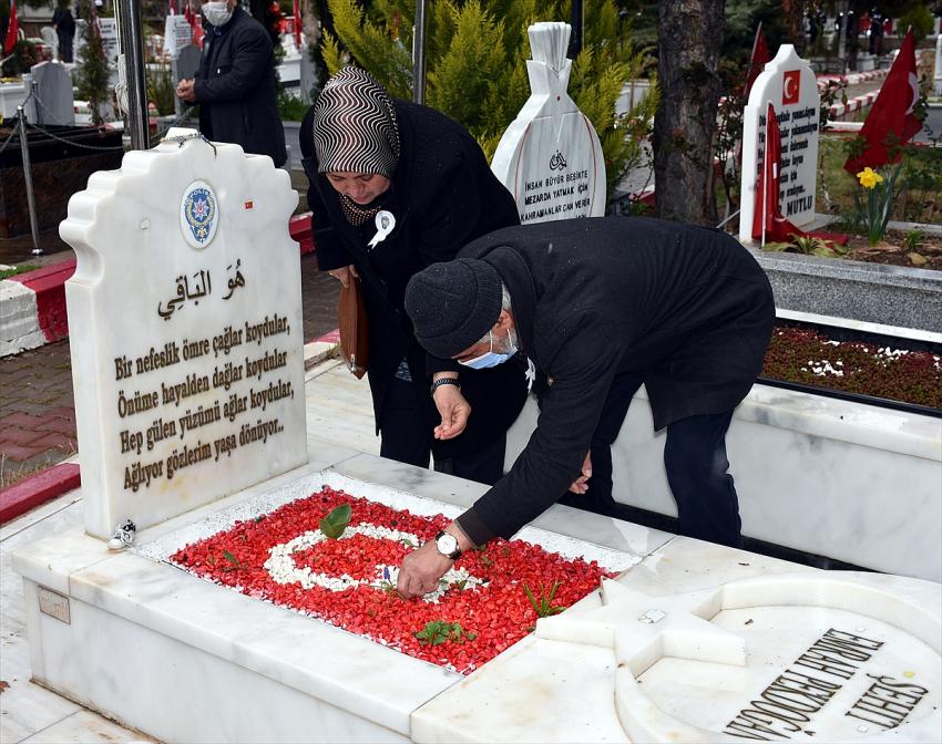 Şehit oğlunun öğrendiği ilk türkünün sözlerini evladının mezar taşına yazdırdı