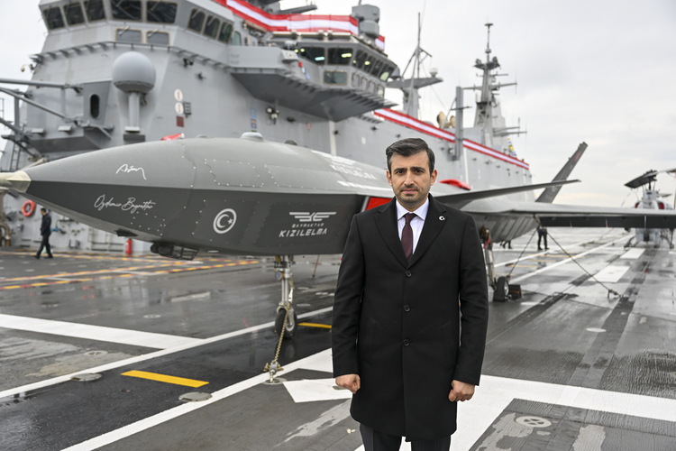 Selçuk Bayraktar, dünyanın ilk SİHA gemisi TCG Anadolu'yu ziyaret etti