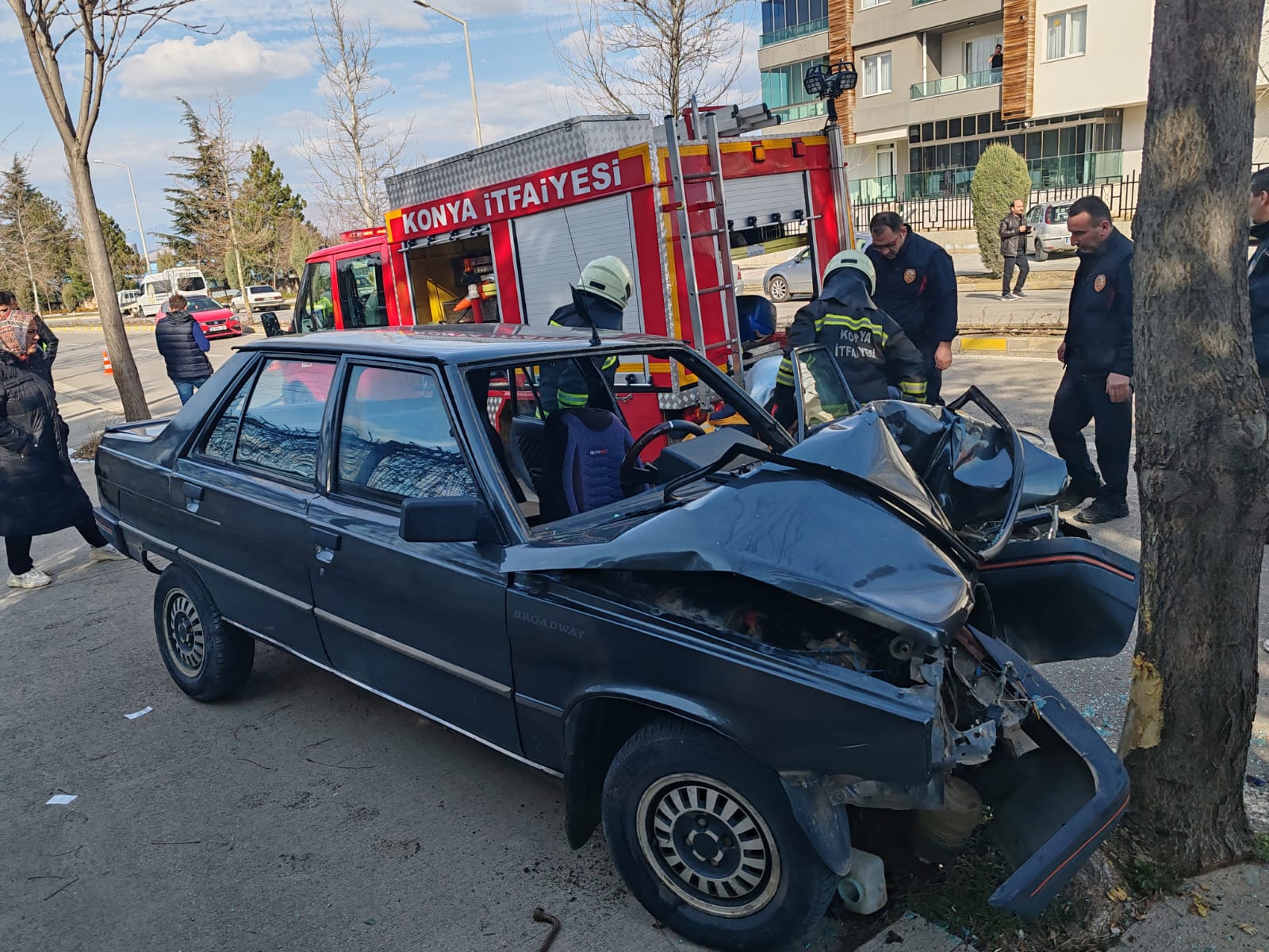 SEYDİŞEHİRDE AĞACA  ÇARPAN  OTOMOBİLDEKİ 1 KİŞİ YARALANDI