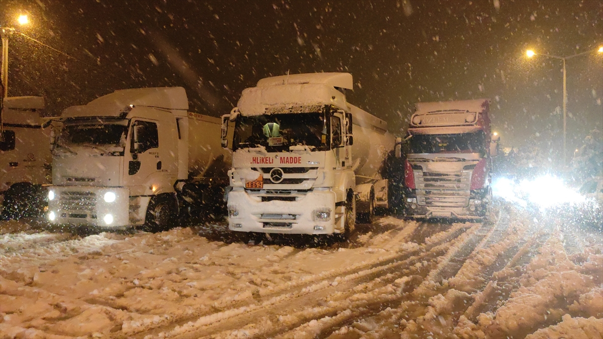 Seydişehir-Antalya kara yolu kar yağışı nedeniyle çekici türü araçlara kapatıldı